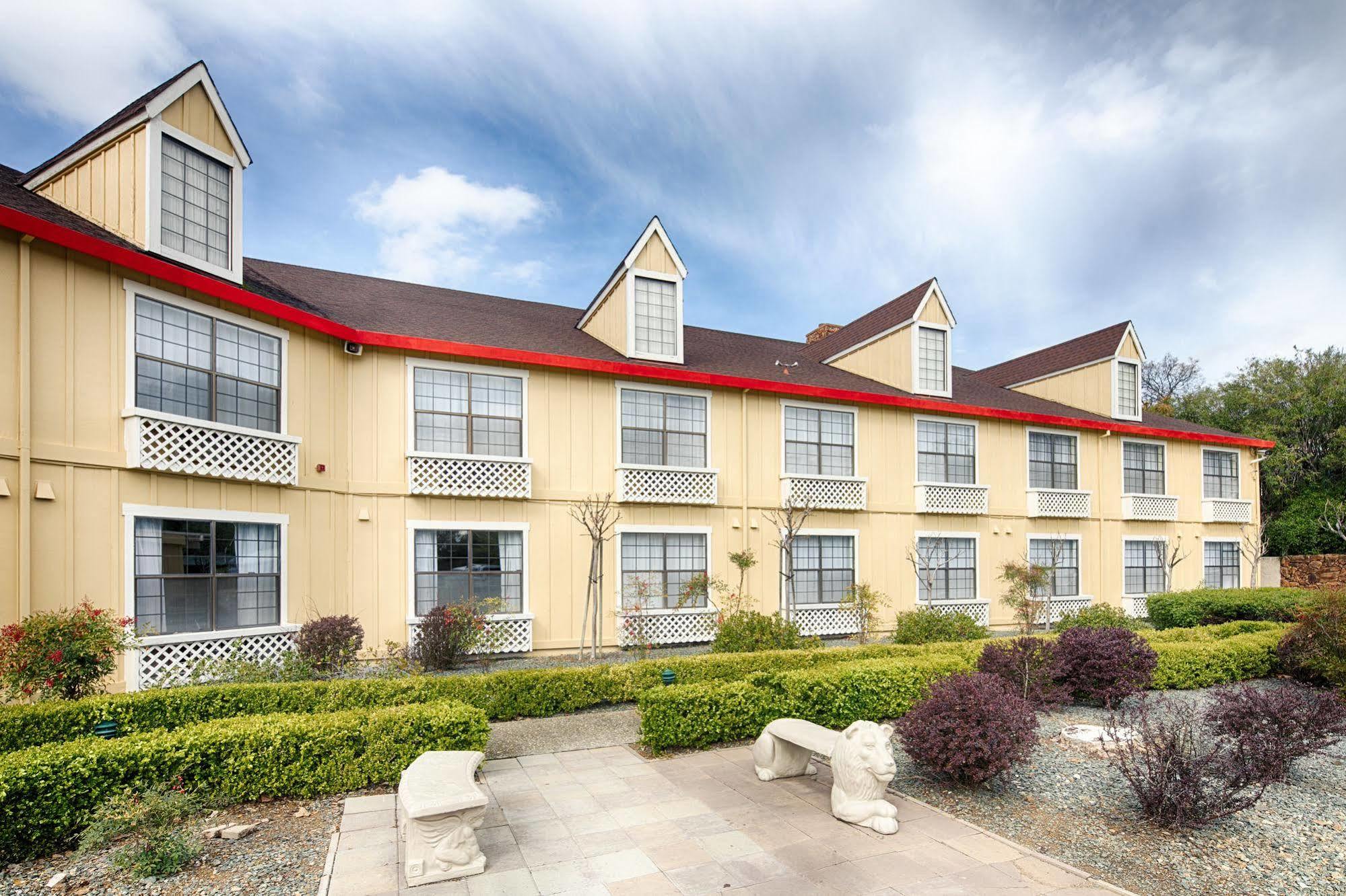Red Lion & Hotel